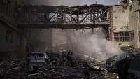 Sementara itu, serangan Rusia yang menghantam kawasan Kharkiv menyebabkan sejumlah bangunan rusak berat dan hangus terbakar. AP Photo/Felipe Dana.