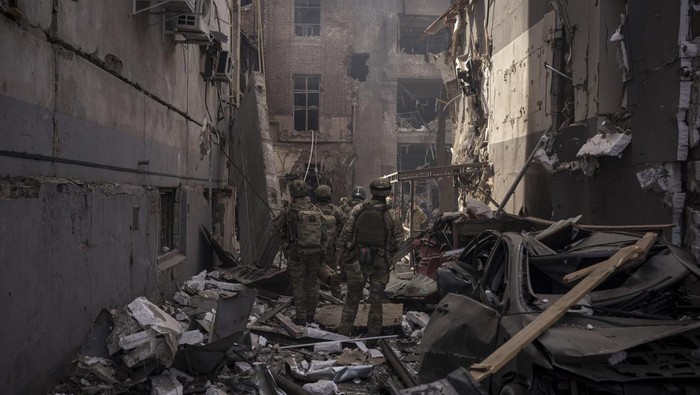 Kota Kharkiv Ukraina masih jadi sasaran serangan Rusia. Pada Minggu (17/4) waktu setempat, serangan rudal jelajah Rusia tewaskan 5 orang dan 13 lainnya terluka.