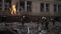 Untuk diketahui, serangan militer yang dilakukan Rusia ke Ukraina belum berakhir sejak 24 Februari lalu. Serangan itu menyasar sejumlah bangunan serta infrastruktur di kawasan Ukraina. AP Photo/Felipe Dana.