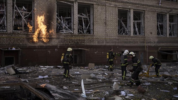 Kota Kharkiv Ukraina masih jadi sasaran serangan Rusia. Pada Minggu (17/4) waktu setempat, serangan rudal jelajah Rusia tewaskan 5 orang dan 13 lainnya terluka.