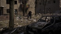 Jutaan warga Ukraina dilaporkan tewas sementara lebih dari 4 juta warga sipil Ukraina mengungsi ke negara lain imbas perang Rusia-Ukraina yang masih berlangsung hingga saat ini. AP Photo/Felipe Dana.