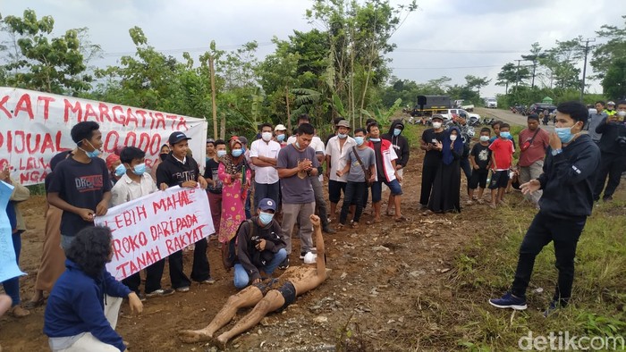 Warga Desa Margatirta, Kecamatan Cimarga, Lebak menolak nilai ganti rugi tanah Rp 20 ribu untuk pembebasan lahan jalan menuju TPS-Limbah B3. (Fathul/detikcom)