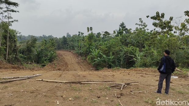 Warga Desa Margatirta, Kecamatan Cimarga, Lebak menolak nilai ganti rugi tanah Rp 20 ribu untuk pembebasan lahan jalan menuju TPS-Limbah B3. (Fathul/detikcom)