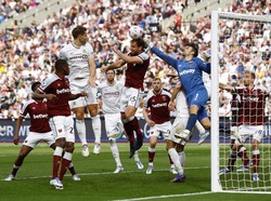 West Ham United menjamu Burnley di Stadion Olimpiade London, Minggu (17/4/2022). Duel berakhir imbang 1-1. (Foto: Action Images via Reuters/ANDREW BOYERS)