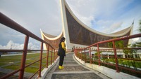 Masjid ini dibangun usai Sumbar diterpa gempa. Tim arsitek pun menanamkan pondasi antigempa pada masjid tiga lantai ini.