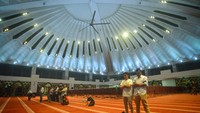 Desain Masjid Raya Sumatera Barat dibuat oleh pemenang sayembara berhadiah Rp 300 juta. Yakni tim yang diketuai arsitek Rizal Muslimin beranggotakan Muh. Yuliansyah, Ropik Adnan, Irvan P. Darwis, dari konsultan desain Urbane di Bandung, Jawa Barat.