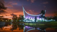 Dari depan Masjid Raya Sumatera Barat memang nampak seperti rumah gadang. Tapi jika dilihat dari atas, sebenarnya atapnya menggambarkan bentangan kain yang dibawa untuk menggotong Hajar Aswad dalam kisah penyebaran agama Islam di zaman Nabi Muhammad SAW.