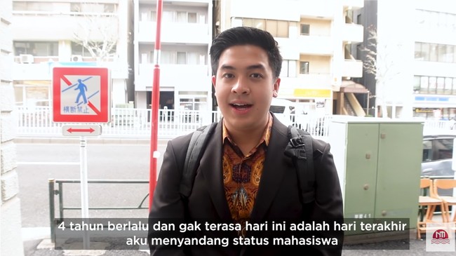 Dalam vlog-nya baru-baru ini, Jerome memperlihatkan suasana hari wisudanya. Meski tanpa kedatangan orang tua, momen kelulusan pria 23 tahun itu berjalan lancar dan cukup mengharukan. Foto: YouTube Nihongo Mantappu