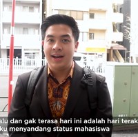 Dalam vlog-nya baru-baru ini, Jerome memperlihatkan suasana hari wisudanya. Meski tanpa kedatangan orang tua, momen kelulusan pria 23 tahun itu berjalan lancar dan cukup mengharukan. Foto: YouTube Nihongo Mantappu
