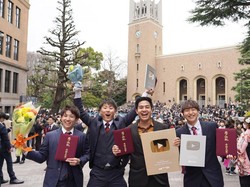 Momen Haru dan Bangga Jerome Polin Wisuda di Jepang, Tampil Beda Pakai Batik