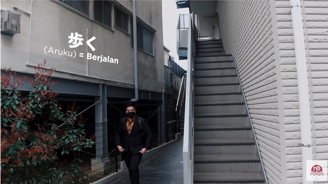 Begini gaya lengkapnya saat wisuda yang berbeda dari wisudawan kebanyakan. Ia memakai kemeja Batik dan setelan jas juga tak ketinggalan tas punggungnya. Foto: YouTube Nihongo Mantappu