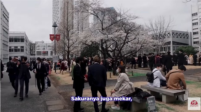 Menyandang status mahasiswa rasanya campur aduk, ada rasa senang, ada rasa sedih juga karena bakal terpisah, dan juga ada rasa deg-degan karena abis lulus berikutnya akan menghadapi banyak hal, katanya. Foto: YouTube Nihongo Mantappu