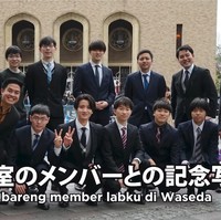 Sebelum upacara wisuda, Jerome Polin dan teman-temannya menyempatkan untuk berfoto bersama. Ini potretnya bersama dosen dan teman-teman di lab. Foto: YouTube Nihongo Mantappu