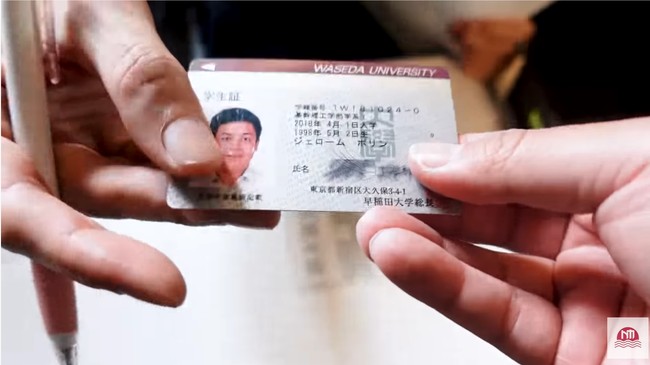 Salah satu hal yang membuat Jerome sedih adalah ketika ia mengembalikan kartu mahasiswa kepada pihak kampus.Foto: YouTube Nihongo Mantappu