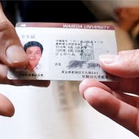 Salah satu hal yang membuat Jerome sedih adalah ketika ia mengembalikan kartu mahasiswa kepada pihak kampus.Foto: YouTube Nihongo Mantappu