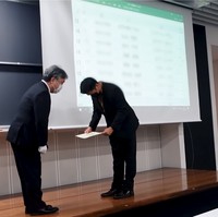 Setelah itu, sesi penyerahan sertifikat dilakukan. Jerome Polin yang akhirnya sudah lulus pun terlihat bangga. Foto: YouTube Nihongo Mantappu