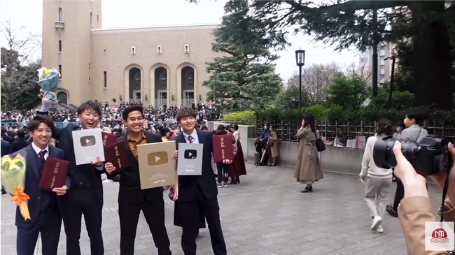 Selanjutnya Jerome bertemu dengan Waseda boys yang selama ini menemaninya dalam konten YouTube. Sama-sama wisuda, mereka juga terlihat bangga dan bahagia. Tak lupa, para lulusan S1 tersebut berfoto dengan golden button kebanggaan.Foto: YouTube Nihongo Mantappu