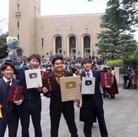 Selanjutnya Jerome bertemu dengan Waseda boys yang selama ini menemaninya dalam konten YouTube. Sama-sama wisuda, mereka juga terlihat bangga dan bahagia. Tak lupa, para lulusan S1 tersebut berfoto dengan golden button kebanggaan.Foto: YouTube Nihongo Mantappu