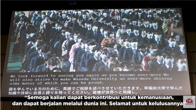 Begini suasana upacara kelulusan universitas di Jepang. Para lulusan mendengarkan pidato kemudian menyanyian mars kampus mereka. Foto: YouTube Nihongo Mantappu