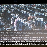 Begini suasana upacara kelulusan universitas di Jepang. Para lulusan mendengarkan pidato kemudian menyanyian mars kampus mereka. Foto: YouTube Nihongo Mantappu