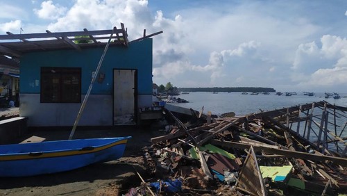 Salah satu rumah warga yang rusak karena daratan tergerus abrasi dan diterjang gelombang tinggi, Senin (18/4/2022) (I Ketut Suardika/DetikBali)