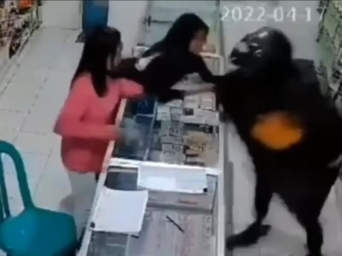 Aksi heroik wanita penjaga konter gagalkan maling HP di Purbalingga. Peristiwa terjadi pada Minggu (17/4/2022).
