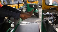 Berbagai serikat pekerja bajaj dan taksi di ibu kota negara melakukan pemogokan sepanjang Senin (18/4) kemarin.