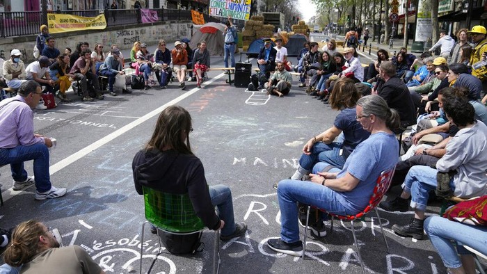 Aktivis Usung Isu Iklim ke Debat Pilpres Prancis Para aktivis lingkungan menggelar aksi selama 3 hari di Paris, Prancis. Para aktivis meminta isu-isu iklim dibahas dalam debat pemilihan presiden Prancis.