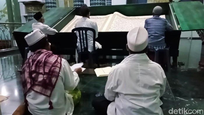 Al-Quran Raksasa di Masjid Baiturrahman Banyuwangi dibaca saat Malam Nuzulul Quran.