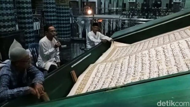 Al-Qur'an Raksasa di Masjid Baiturrahman Banyuwangi dibaca saat Malam Nuzulul Qur'an.