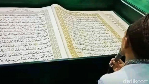 Al-Qur'an Raksasa di Masjid Baiturrahman Banyuwangi dibaca saat Malam Nuzulul Qur'an.