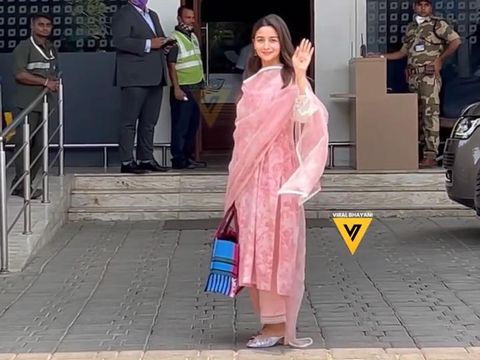 Penampilan Alia Bhatt usai menikah dengan Ranbir Kapoor tertangkap kamera pada Selasa (19/4/2022). Alia Bhatt dan Ranbir Kapoor menikah pada 14 April 2022.
