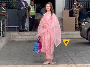 Penampilan Perdana Alia Bhatt Usai Menikah, Makin Bersinar!