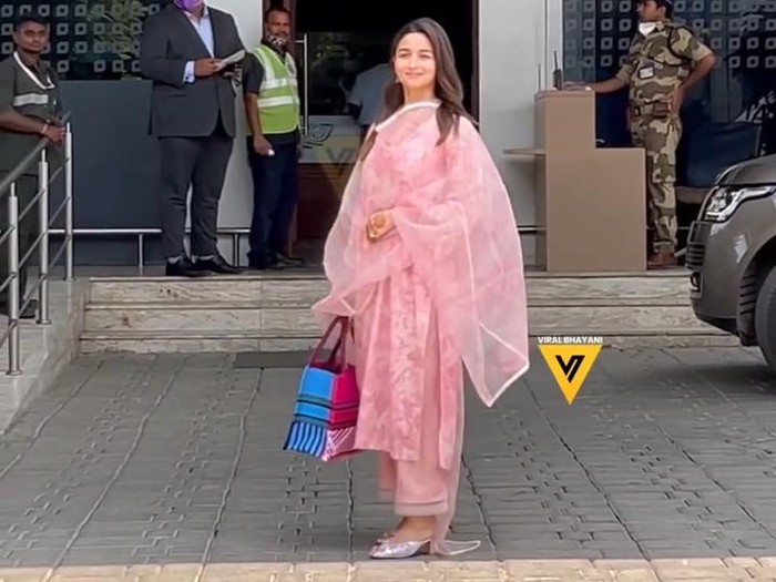 Penampilan Alia Bhatt usai menikah dengan Ranbir Kapoor tertangkap kamera pada Selasa (19/4/2022). Alia Bhatt dan Ranbir Kapoor menikah pada 14 April 2022.
