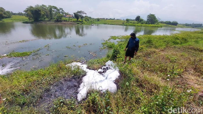 Aliran Sungai Citarum di Bandung Barat tercemar limbah industri.