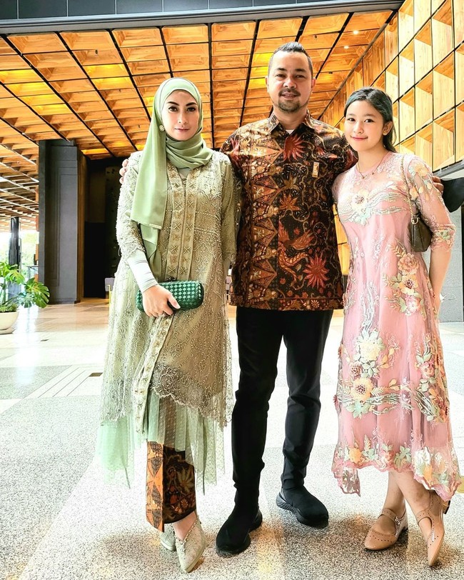 Sedangkan anak ketiganya dengan Sultan Djordhi adalah Aquene Aziz Djorghi yang belakangan mulai terjun ke dunia hiburan. Annisa dan Sultan sendiri sudah menikah sejak 2007. Kehamilannya yang sekarang akan menjadi anak kedua untuk Sultan.Foto: Instagram @hapsarianissa29