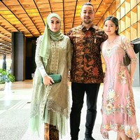Sedangkan anak ketiganya dengan Sultan Djordhi adalah Aquene Aziz Djorghi yang belakangan mulai terjun ke dunia hiburan. Annisa dan Sultan sendiri sudah menikah sejak 2007. Kehamilannya yang sekarang akan menjadi anak kedua untuk Sultan.Foto: Instagram @hapsarianissa29