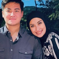 Aktris yang dulu dikenal sebagai Annisa Tribanowati tersebut memiliki anak kedua dari pernikahan keduanya dengan aktor Adjie Pangestu. Rafi Akbar Putra Pangestu kini sudah tumbuh dewasa.Foto: Instagram @hapsarianissa29