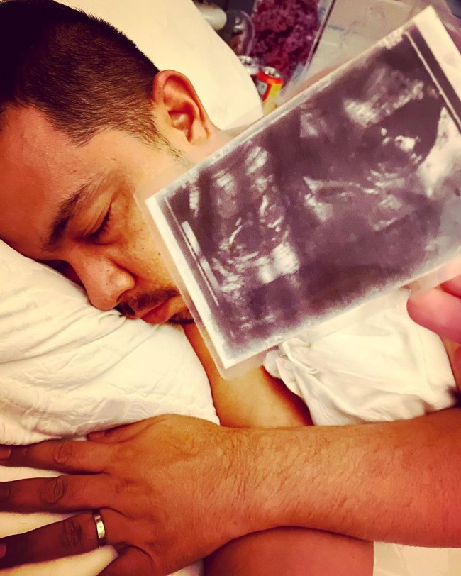 _ ALHAMDULILLAH _amanah Titipan ‎اللَّه tulisnya di Instagram selagi menunjukkan hasil foto USG di depan suami yang sedang tertidur.Foto: Instagram @hapsarianissa29