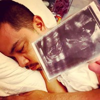 _ ALHAMDULILLAH _amanah Titipan ‎اللَّه tulisnya di Instagram selagi menunjukkan hasil foto USG di depan suami yang sedang tertidur.Foto: Instagram @hapsarianissa29