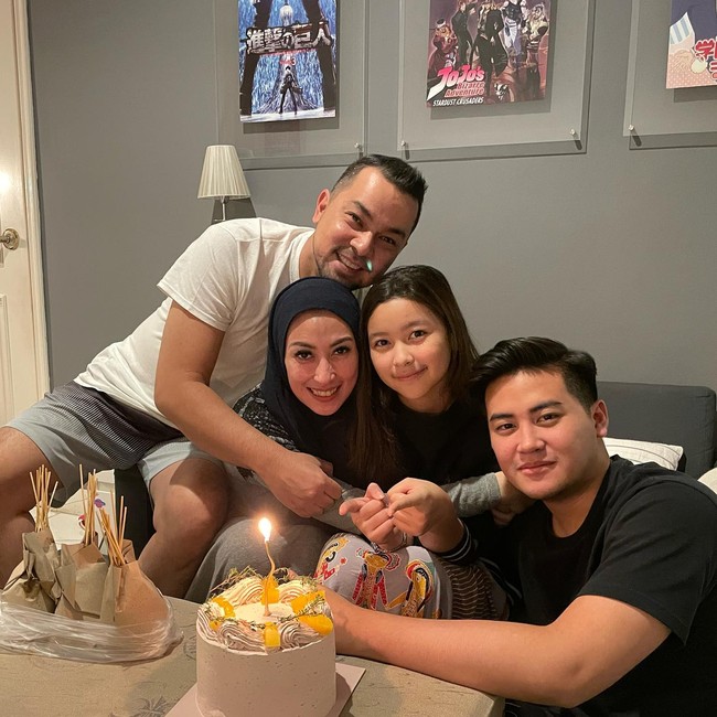 Annisa cukup sering memamerkan potret keluarga bahagianya dengan Sultan, Rafi, dan Aquene di Instagram.     Foto: Instagram @hapsarianissa29