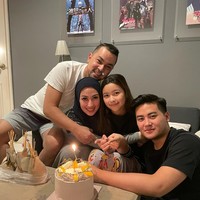 Annisa cukup sering memamerkan potret keluarga bahagianya dengan Sultan, Rafi, dan Aquene di Instagram.     Foto: Instagram @hapsarianissa29