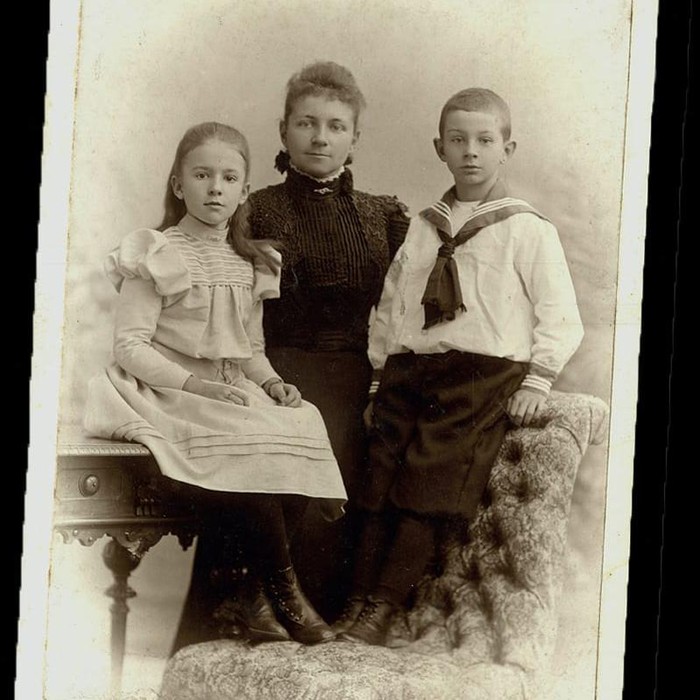 Anthony Fokker (kiri) bersama kakak perempuan dan ibunya