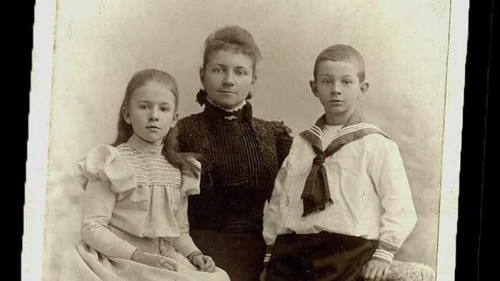 Anthony Fokker (kiri) bersama kakak perempuan dan ibunya