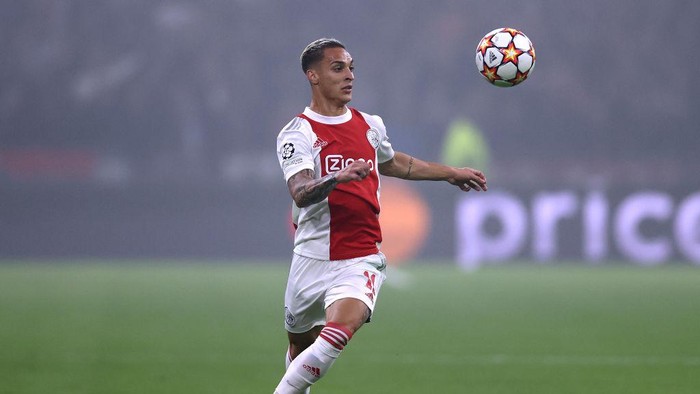 AMSTERDAM, NETHERLANDS - OCTOBER 19: Antony of Ajax celebrates after scoring their sides third goal during the UEFA Champions League group C match between AFC Ajax and Borussia Dortmund at Amsterdam Arena on October 19, 2021 in Amsterdam, Netherlands. (Photo by Dean Mouhtaropoulos/Getty Images)