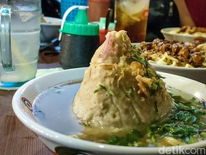 Mencicipi Bakso Gunung Merapi di Kulon Progo: Jumbo-Super Pedas!