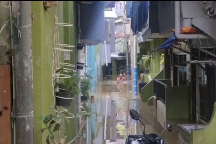 Banjir akibat luapan Kali Ciliwung rendam permukiman warga di Kebon Pala, Jakarta, Selasa (19/4/2022). (ANTARA/HO-Dok Pribadi)