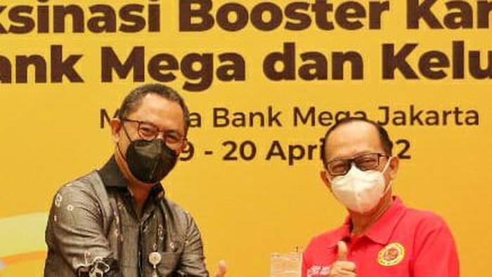 Direktur Bank Mega Yuni Lastianto (kanan), didampingi oleh Corporate Secretary Bank Mega Christiana M. Damanik (kiri) bersama dengan Kabinda DKI Jakarta Mayjen TNI (Purn) Neno Hamriono (kanan) meninjau pelaksanaan kegiatan vaksin booster pandemi COVID-19 di Menara Bank Mega, Tendean, Jakarta, Selasa (19/4/2022).