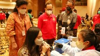 Direktur Bank Mega Yuni Lastianto (kanan), didampingi oleh Corporate Secretary Bank Mega Christiana M. Damanik (kiri) bersama dengan Kabinda DKI Jakarta Mayjen TNI (Purn) Neno Hamriono (tangah) meninjau pelaksanaan kegiatan vaksin booster pandemi COVID-19 di Menara Bank Mega, Tendean, Jakarta, Selasa (19/4/2022).  