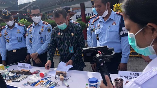 Sejumlah barang terlarang yang berhasil diamankan petugas di Lapas Kelas IIB Karangasem